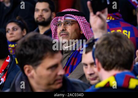 BARCELONA-Nov 27: ein Verfechter von Saudi Arabien an das Champions League Spiel zwischen dem FC Barcelona und Borussia Dortmund im Camp Nou auf Stockfoto
