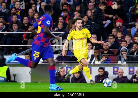 BARCELONA - 27.November: Raphael Guerreiro spielt in der Champions League Spiel zwischen dem FC Barcelona und Borussia Dortmund im Camp Nou auf Novemb Stockfoto