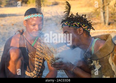 San Buschmänner, die zeigen, wie ein Feuer anzuzünden, Kalahari, Botswana Stockfoto