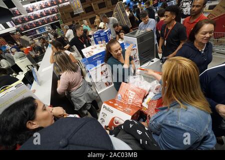 Sao Paulo, Brasilien. 28 Nov, 2019. SÃ £ o Paulo (SP), 29/11/2018 - Brasilien - Wirtschaft - schwarzer Freitag - Käufer kaufen TV-Sets in einem Supermarkt bei einem Schwarzen Freitag Verkauf in Sao Paulo, Brasilien, am 28. November 2019. Credit: Cris Fafa/ZUMA Draht/Alamy leben Nachrichten Stockfoto