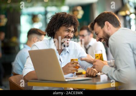 Junge Unternehmer Standortwahl Pub und trinken Bier, als Sie arbeiten Stockfoto