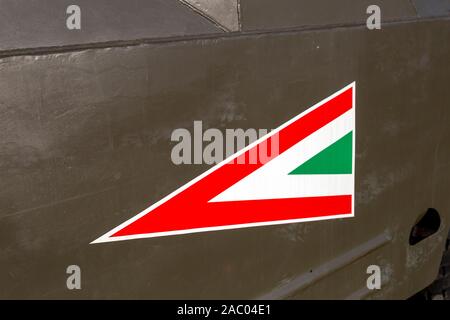 Ungarische militärische Abzeichen auf ein altes militärisches Fahrzeug. Stockfoto