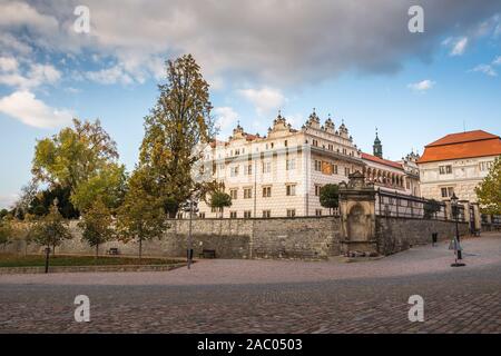 Anzeigen von Litomysl Castle, eine der größten Renaissance Burgen und Schlösser in der Tschechischen Republik. UNESCO-Weltkulturerbe. Sonnige wethe wit wenigen Wolken im Stockfoto