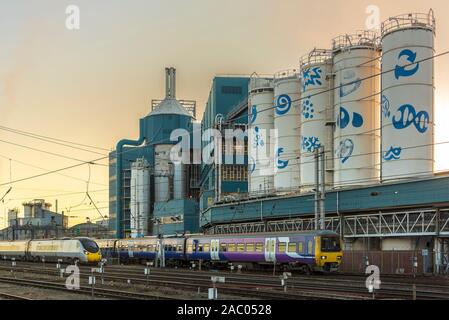 Pendolino am Bahnhof Warrington Bank Quay Bahnhof in grauen Farbe warten auf den Avanti Westküste Farben Wenn Sie über von Virgin Trains auf Deze nehmen Stockfoto