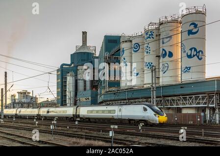 Pendolino am Bahnhof Warrington Bank Quay Bahnhof in grauen Farbe warten auf den Avanti Westküste Farben Wenn Sie über von Virgin Trains auf Deze nehmen Stockfoto