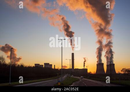 Fiddlers Ferry Kohlekraftwerk bei Sonnenuntergang auf Winter Abend. Stockfoto