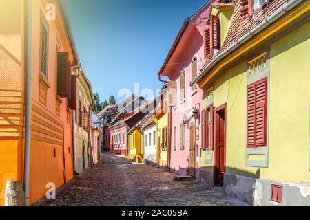 Sighisoara, Rumänien. Stein gepflasterte Gassen mit bunten Häusern in Sighisoara/Schäßburg Festung, Transylvania Region Europas Stockfoto