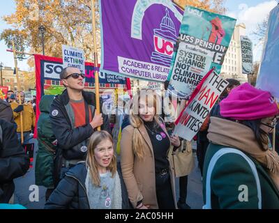 London, Großbritannien. 29 Nov, 2019. London UCU-led einen Marsch von Anhänger und Studenten zur Unterstützung Ihrer 8 Tag Streik über die Renten, Löhne und Arbeitsbedingungen und in Solidarität mit der Jugend Klima Streik auch heute in London. Durch Gewerkschafter und Studenten marschierten sie von Malet St unterstützt und traf sich mit dem Klima Streik in der Nähe von Parliament Square, sondern marschierte auf zu einer Kundgebung, während die Studenten ihren Protest auf dem Platz fort. Credit: Peter Marschall/Alamy leben Nachrichten Stockfoto