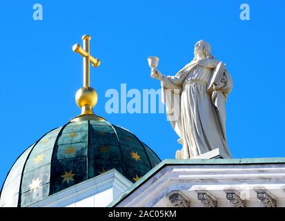 Skulptur der Evangelist Johannes in der Kathedrale in Helsinki, Finnland Stockfoto