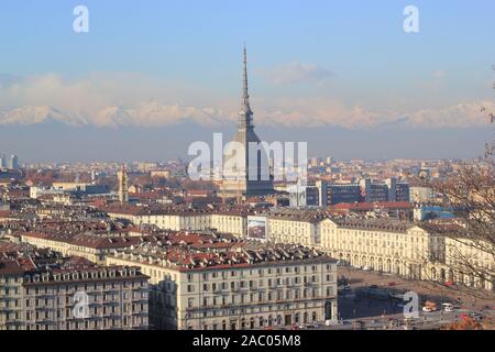 Liktorenturm im Turiner Skyline gesehen Stockfoto