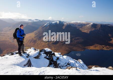 Bergsteiger auf der Munro eine Teallach, einer von Scotlands finest Berg fährt, über Dundonell, Schottland, Großbritannien, mit Blick über den Loch na Sealga zu Bein Stockfoto