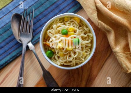 Tasse gekochte instant Ramen Nudeln mit Huhn Aroma Brühe Stockfoto