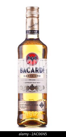 POZNAN, POL - 21.August 2019: Flasche Bacardi gold rum, ein Produkt von Bacardi Limited, das größte privat geführte, familiengeführte Unternehmen in der Geister Stockfoto