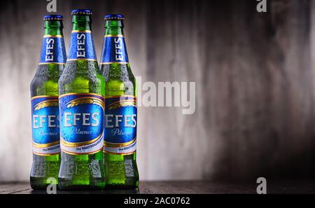 POZNAN, Polen - 22.August 2019: Flaschen EFES Pilsener Bier, das Flaggschiff der Anadolu Efes Unternehmen mit Sitz in Istanbul, Türkei Stockfoto