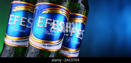 POZNAN, Polen - 22.August 2019: Flaschen EFES Pilsener Bier, das Flaggschiff der Anadolu Efes Unternehmen mit Sitz in Istanbul, Türkei Stockfoto