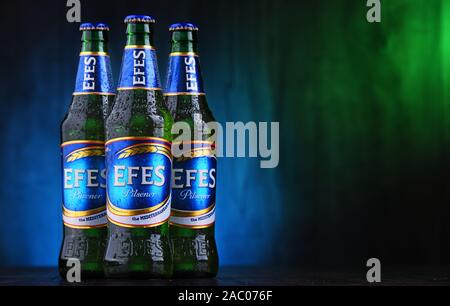 POZNAN, Polen - 22.August 2019: Flaschen EFES Pilsener Bier, das Flaggschiff der Anadolu Efes Unternehmen mit Sitz in Istanbul, Türkei Stockfoto