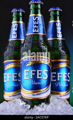 POZNAN, Polen - 22.August 2019: Flaschen EFES Pilsener Bier, das Flaggschiff der Anadolu Efes Unternehmen mit Sitz in Istanbul, Türkei Stockfoto