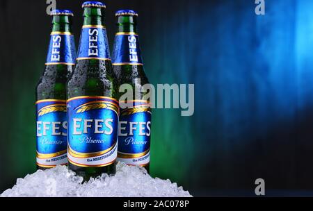 POZNAN, Polen - 22.August 2019: Flaschen EFES Pilsener Bier, das Flaggschiff der Anadolu Efes Unternehmen mit Sitz in Istanbul, Türkei Stockfoto