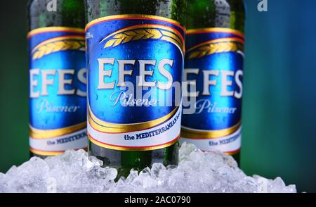 POZNAN, Polen - 22.August 2019: Flaschen EFES Pilsener Bier, das Flaggschiff der Anadolu Efes Unternehmen mit Sitz in Istanbul, Türkei Stockfoto