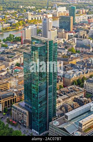 FRANKFURT, Deutschland - 17. SEPTEMBER: Blick über die Stadt und die Wolkenkratzer von Frankfurt, Deutschland Am 17. September 2019. Foto vom Main zu Stockfoto