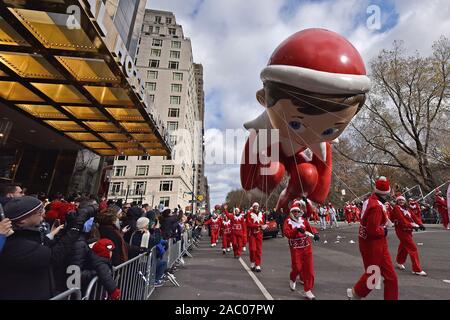 New York, USA. 28 Nov, 2019. Elf auf dem Regal Ballon wird seitlich durch einen Windstoß während des 93. jährliche Thanksgiving Day Parade von Macy's anzusehen in New York, NY, USA, 28. November 2019 verschoben. (Foto von Anthony Behar/Sipa USA) Alamy leben Nachrichten Stockfoto