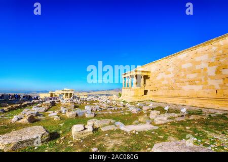 Hintergrund mit Akropolis, Halle von Karyatiden, Erechtheion Tempel in Athen, Griechenland und blauer Himmel Stockfoto