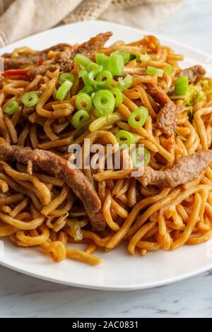 Essen chinesisch Rindfleisch lo mein Nudeln mit Stäbchen Stockfoto