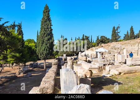 Athen, Griechenland - 14. Oktober 2016: Menschen auf dem Weg zur Akropolis von Athen, Griechenland auf dem Hügel Stockfoto