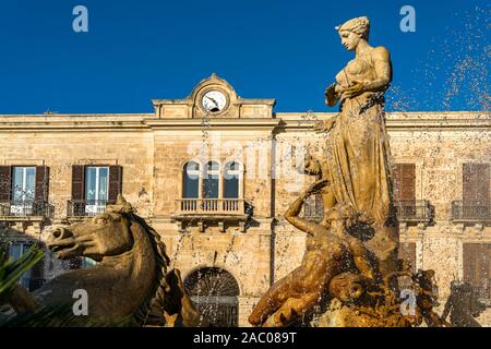 Artemisbrunnen auf dem Platz Piazza Archimede, Insel Ortygia Syrakus, Sizilien, Italien, Europa | Brunnen von Artemis auf Archimedes Square, Ortygia. Stockfoto