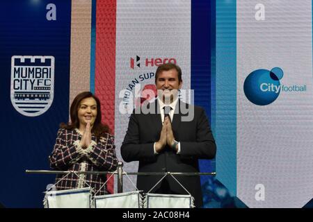 Nita Ambani, Vorsitzende der Fußball-Sport Entwicklung beschränkt und Reliance Stiftung und Ferran Soriano, CFG, Chief Executive Officer bei der Ankündigung der Veranstaltung. Die Muttergesellschaft der Stadt Manchester City Fußball-Gruppe (CFG) kauft die Mehrheit der Anteile in Mumbai City FC. Stockfoto