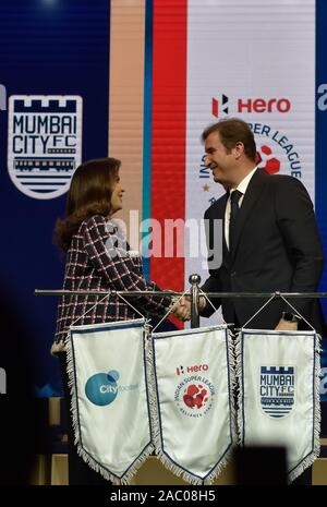 Nita Ambani, Vorsitzende der Fußball-Sport Entwicklung beschränkt und Reliance Stiftung und Ferran Soriano, CFG, Chief Executive Officer bei der Ankündigung der Veranstaltung. Die Muttergesellschaft der Stadt Manchester City Fußball-Gruppe (CFG) kauft die Mehrheit der Anteile in Mumbai City FC. Stockfoto