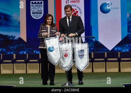 Nita Ambani, Vorsitzende der Fußball-Sport Entwicklung beschränkt und Reliance Stiftung und Ferran Soriano, CFG, Chief Executive Officer bei der Ankündigung der Veranstaltung. Die Muttergesellschaft der Stadt Manchester City Fußball-Gruppe (CFG) kauft die Mehrheit der Anteile in Mumbai City FC. Stockfoto