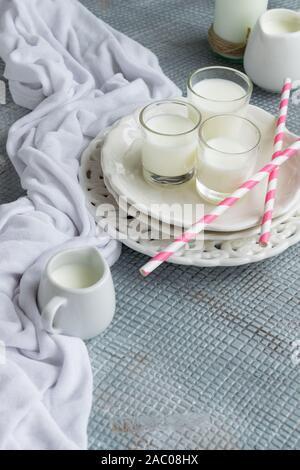 Frische Milch trinken. Gesunde Ernährung Zutat, Molkerei Themen Stockfoto