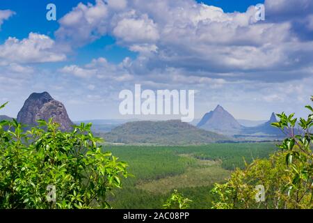 Australische Landschaft durch die flache weitläufige Queensland von Wild Horse Mountain Lookout mit Autobahn unten und weiten Ebenen der Pinienplantagen mit Pro Stockfoto