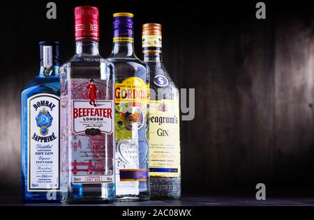 POZNAN, Polen - Oct 23, 2019: vier Flaschen des populären globalen Marken: Gordons gin, Beefeater, Seagram und Bombay Sapphire Stockfoto