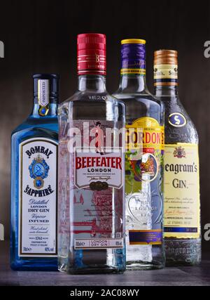 POZNAN, Polen - Oct 23, 2019: vier Flaschen des populären globalen Marken: Gordons gin, Beefeater, Seagram und Bombay Sapphire Stockfoto