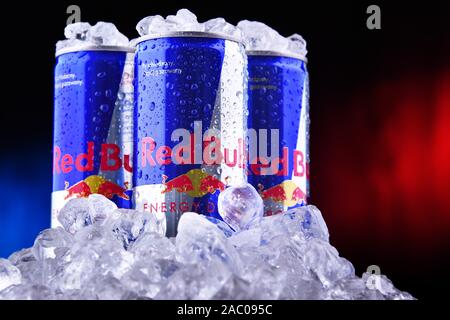 POZNAN, POL-Okt 23, 2019: Dosen Red Bull, einem Energy-drink von Red Bull GmbH, ein österreichisches Unternehmen in 1987 verkauft Stockfoto