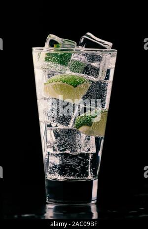 Margarita Cocktail, Barkeeper vorbereiten, Zitrone, Gurke, Gin Fizz Cocktail, Wodka Limette, alkoholische Getränke, club Soda Stockfoto