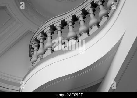 Alte Treppe mit Baluster, Schwarz und Weiß Foto Stockfoto