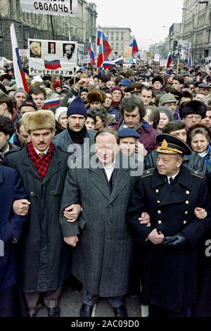 Ehemalige Handeln der russische Ministerpräsident Jegor Gaidar, Mitte, neben seinem Vater Admiral Timur Gaidar, rechts, eine Demonstration für Präsident Boris Jelzin am 28. März 1993 in Moskau, Russland führen. Tausende marschierten durch das Zentrum von Moskau, die auf dem Roten Platz mit Jelzin die Masse gerichtet. Stockfoto