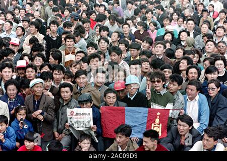 Tausende von Mongolen versammeln sich in Sukh Bator Platz ihre Unterstützung für die Mongolische Demokratische Union Erste Kongress Tagung am 8. April 1990 in Ulan Bator, Mongolei zu zeigen. Die friedlichen Proteste führten zu einer demokratischen Revolution, den Sturz der kommunistischen Regierung der Sowjetunion zurück. Stockfoto