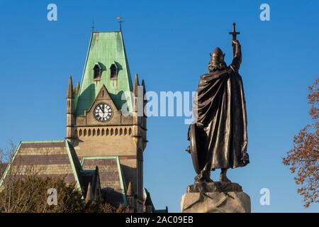 Winchester Guildhall und König Alfred Statue im Zentrum der Stadt, in Hampshire, Großbritannien Stockfoto