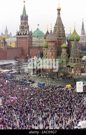 Zehntausende russische Bürger melden Sie einer Grosskundgebung in Unterstützung von Präsident Boris Jelzin auf dem Roten Platz 28. März 1993 in Moskau, Russland. Die Unterstützer marschierten durch das Zentrum von Moskau, die auf dem Roten Platz mit Jelzin die Masse gerichtet. Stockfoto