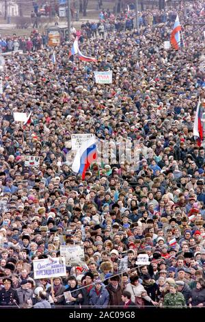 Zehntausende russische Bürger melden Sie einer Grosskundgebung in Unterstützung von Präsident Boris Jelzin auf dem Roten Platz 28. März 1993 in Moskau, Russland. Die Unterstützer marschierten durch das Zentrum von Moskau, die auf dem Roten Platz mit Jelzin die Masse gerichtet. Stockfoto