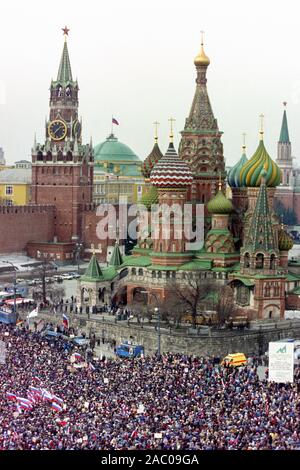 Zehntausende russische Bürger melden Sie einer Grosskundgebung in Unterstützung von Präsident Boris Jelzin auf dem Roten Platz 28. März 1993 in Moskau, Russland. Die Unterstützer marschierten durch das Zentrum von Moskau, die auf dem Roten Platz mit Jelzin die Masse gerichtet. Stockfoto