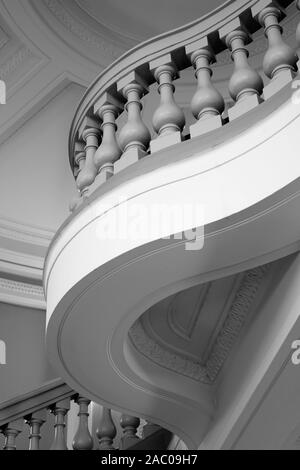 Alte Treppe mit Baluster, Schwarz und Weiß Foto Stockfoto