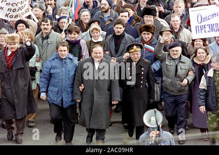 Ehemalige Handeln der russische Ministerpräsident Jegor Gaidar, Mitte, neben seinem Vater Admiral Timur Gaidar, rechts, eine Demonstration für Präsident Boris Jelzin am 28. März 1993 in Moskau, Russland führen. Tausende marschierten durch das Zentrum von Moskau, die auf dem Roten Platz mit Jelzin die Masse gerichtet. Stockfoto