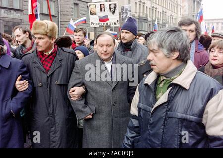 Ehemalige Handeln der russische Ministerpräsident Jegor Gaidar, Mitte, führt eine Massendemonstration zur Unterstützung von Präsident Boris Jelzin am 28. März 1993 in Moskau, Russland. Tausende marschierten durch das Zentrum von Moskau, die auf dem Roten Platz mit Jelzin die Masse gerichtet. Stockfoto