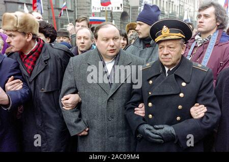 Ehemalige Handeln der russische Ministerpräsident Jegor Gaidar, Mitte, neben seinem Vater Admiral Timur Gaidar, rechts, eine Demonstration für Präsident Boris Jelzin am 28. März 1993 in Moskau, Russland führen. Tausende marschierten durch das Zentrum von Moskau, die auf dem Roten Platz mit Jelzin die Masse gerichtet. Stockfoto