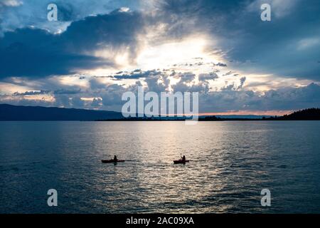 MT 00369-00 ... MONTANA - Sonnenuntergang über Flathead Lake von Wayfarer State Park, Flathead Lake County. Stockfoto